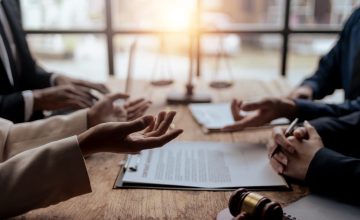 Legal execution department makes an appointment with the customer to sign a mediation agreement to pay the debt. Lawyer discuss the contract document. Treaty of the law. Sign a contract business. Legal execution department makes an appointment with the customer to sign a mediation agreement to pay the debt. Lawyer discuss the contract document. Treaty of the law. Sign a contract business.